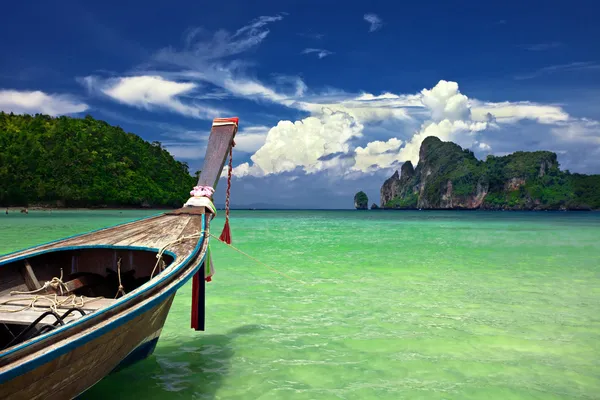 Båt i tropiska havet. — Stockfoto