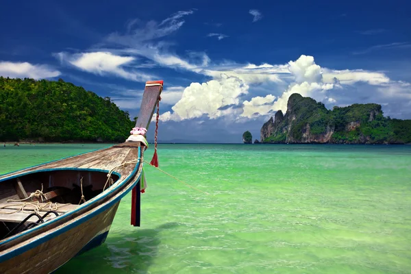 Barco en el mar tropical. Imagen de stock