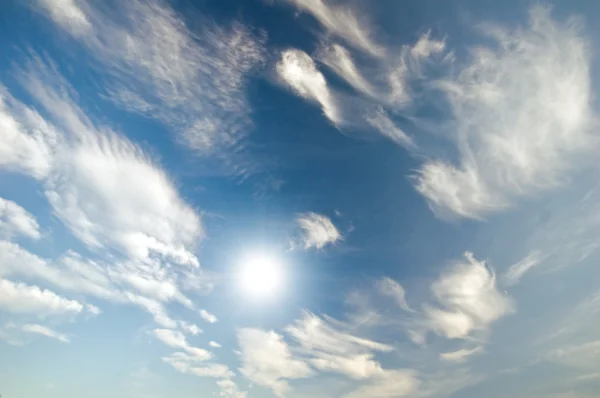 Strahlend blauer Himmel — Stockfoto