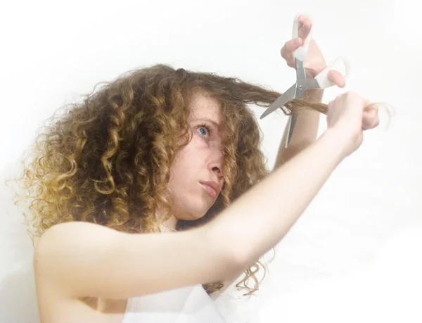 Девушка стрижет волосы — стоковое фото