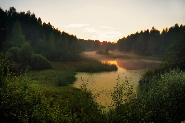 Захід сонця біля озера — стокове фото