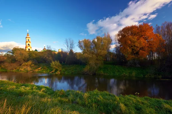 Sonbahar göl ve kilise — Stok fotoğraf