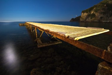 deniz ile gece manzarası