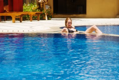 Yüzme havuzundaki kız