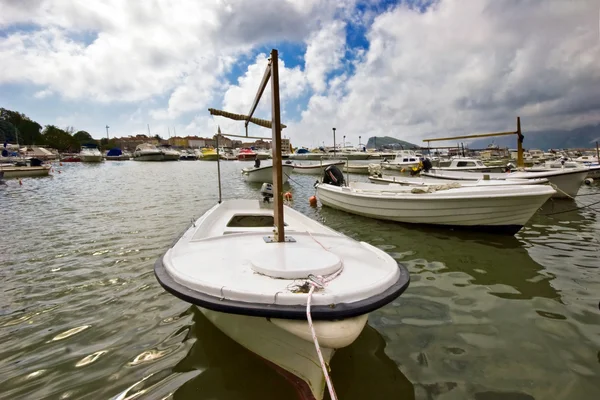 Лодки возле пирса — стоковое фото