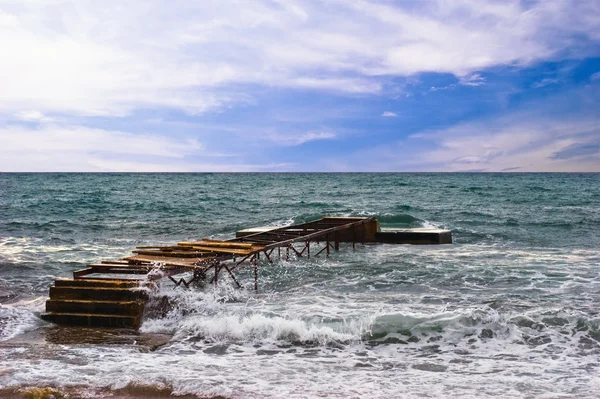 Brygga i havet — Stockfoto