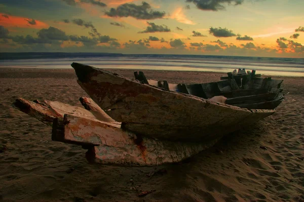 Öreg csónak a strandon — Stock Fotó