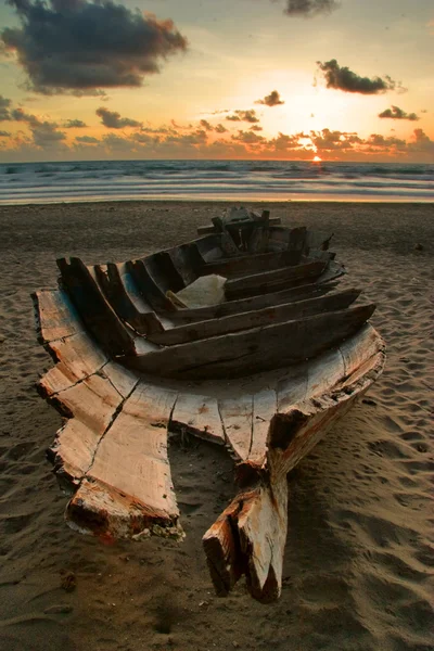 Старий човен на пляжі — стокове фото