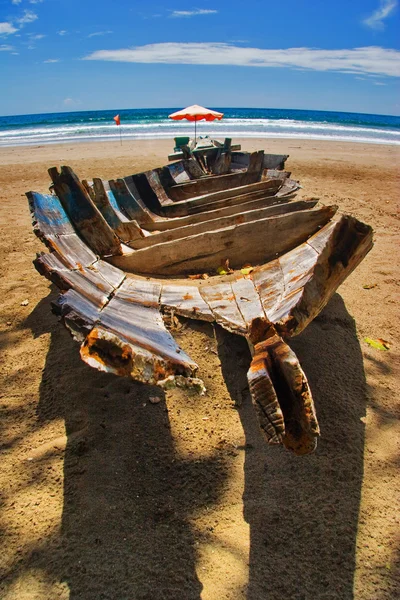 Oude boot op het tropisch strand. — Stockfoto