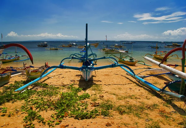 Παραδοσιακά Ασίας βάρκες στην αμμουδιά — Φωτογραφία Αρχείου