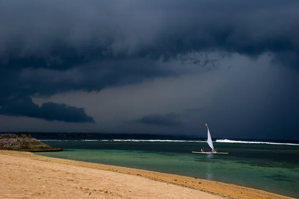 Dåligt väder på tropisk strand — Stockfoto