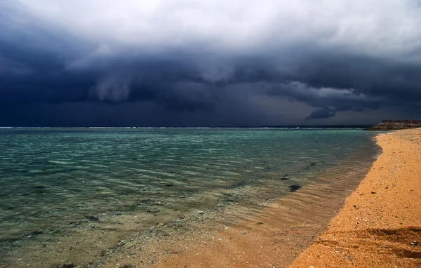 Bad weather on tropical beach — Stock Photo, Image