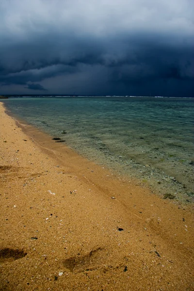 Brutto tempo sulla spiaggia tropicale — Foto Stock