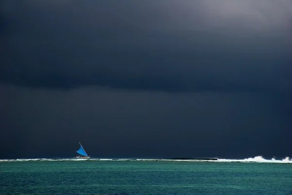 Погана погода в тропічному морі — стокове фото
