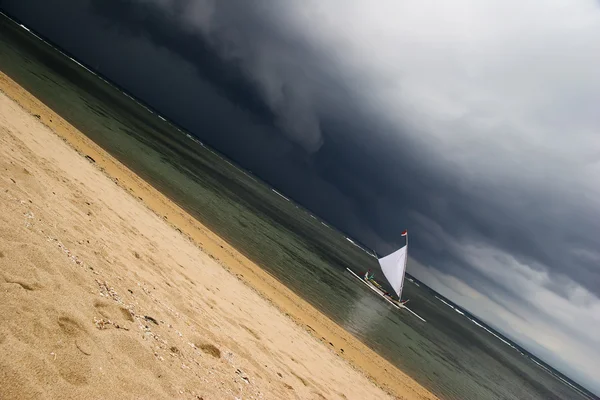 Zła pogoda na tropikalnej plaży — Zdjęcie stockowe