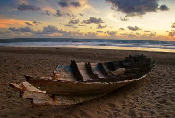 Velho barco na praia — Fotografia de Stock