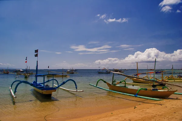 在海滩上的传统亚洲船 — 图库照片