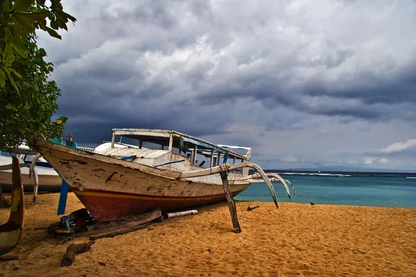 Старая лодка на пляже — стоковое фото
