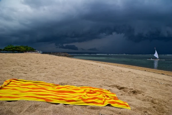 熱帯のビーチに悪い天気 — ストック写真