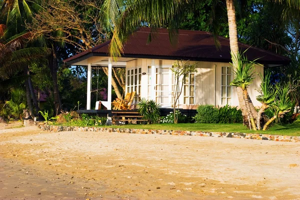 Kleine resort op het tropisch strand — Stockfoto