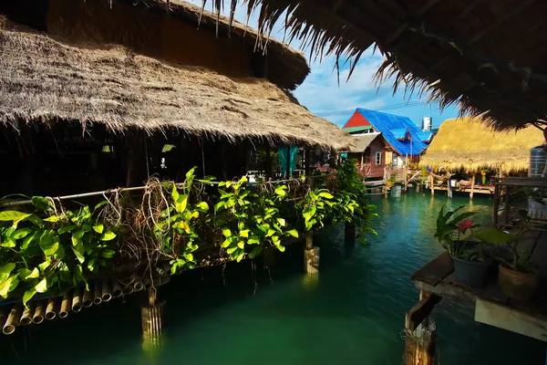 Asijské vesnice na kůlech v moři — Stock fotografie