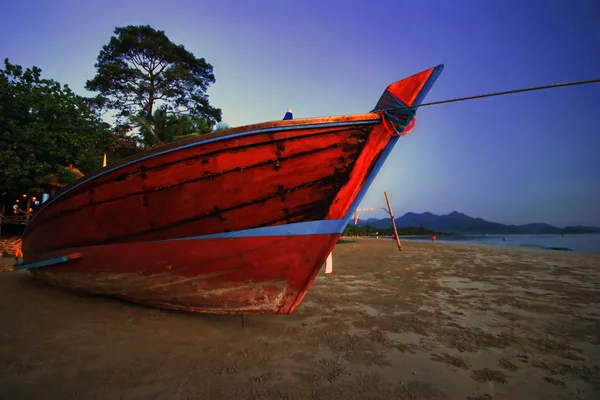 Vecchia barca sulla spiaggia — Foto Stock