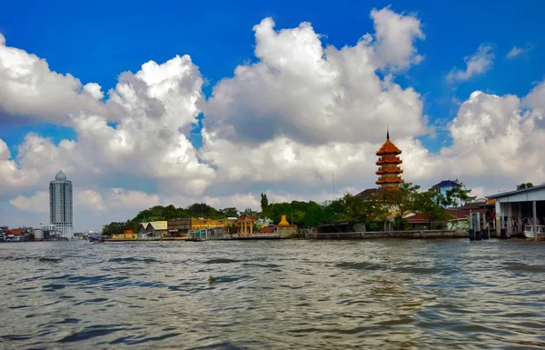 Buddhist temple on the river. — Stock Photo, Image