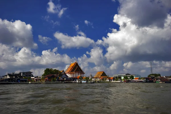 Buddhist temple on the river. — Stock Photo, Image