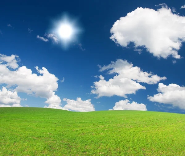 Verde collina sotto cielo nuvoloso blu whit su — Foto Stock