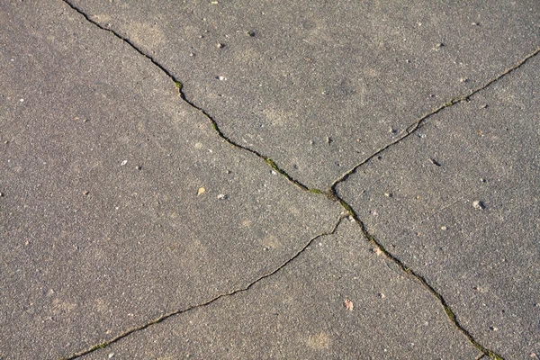 Gebarsten asfalt achtergrond — Stockfoto