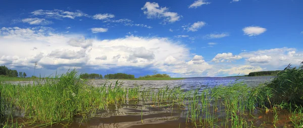 Грозовое облако над озером — стоковое фото