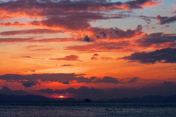 Pôr do sol vermelho e mar — Fotografia de Stock