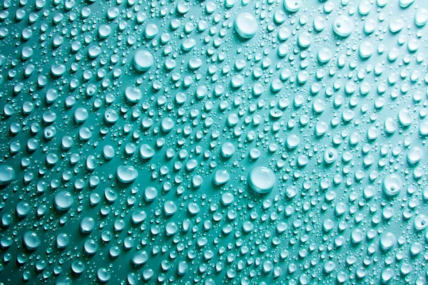 Vatten droppar på blå yta — Stockfoto