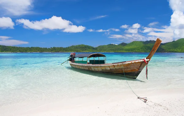 Beautiful lagoon with longtail boat. tha — Stock Photo, Image