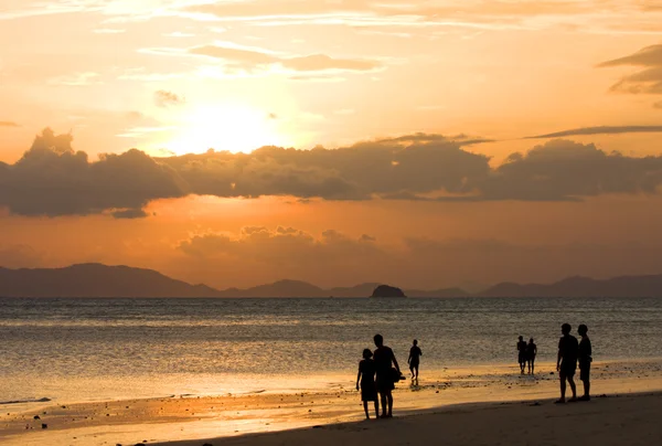 Volkeren op strand kijken naar zonsondergang — Stockfoto