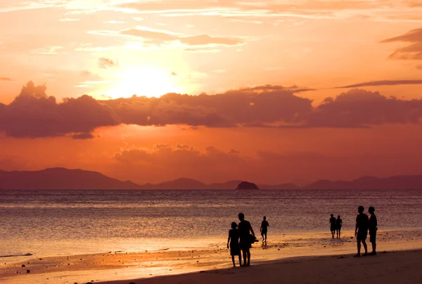 A sunset beach keresni a népek — Stock Fotó