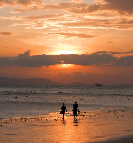 2 volkeren op strand en zonsondergang — Stockfoto