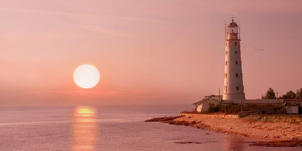灯台と夕日 — ストック写真