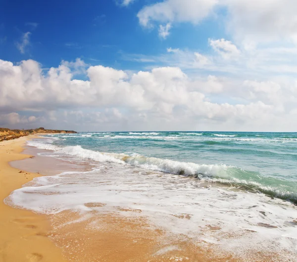 Spiaggia e mare tempestoso — Foto Stock