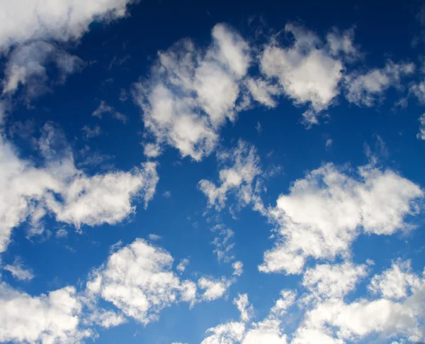 Cielo blu e tante piccole nuvole bianche, ma — Foto Stock