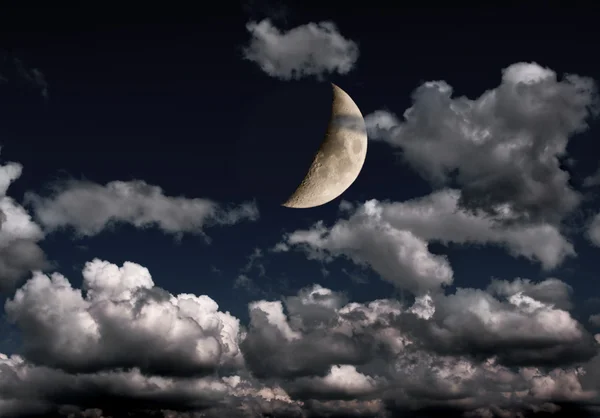 Полумесяц и много облаков в ночном небе — стоковое фото