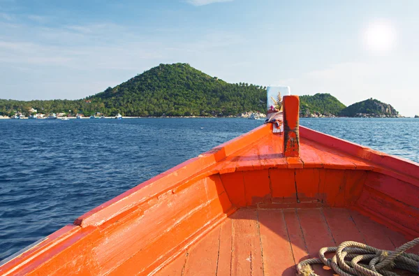 Navegue de barco para a ilha tropical — Fotografia de Stock