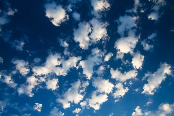 Blauwe lucht en veel kleine witte wolken, ma — Stockfoto