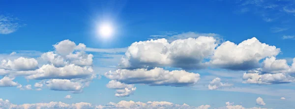 Blauwe hemel met wolken en zon — Stockfoto