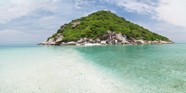 Красивый остров в тропическом море — стоковое фото