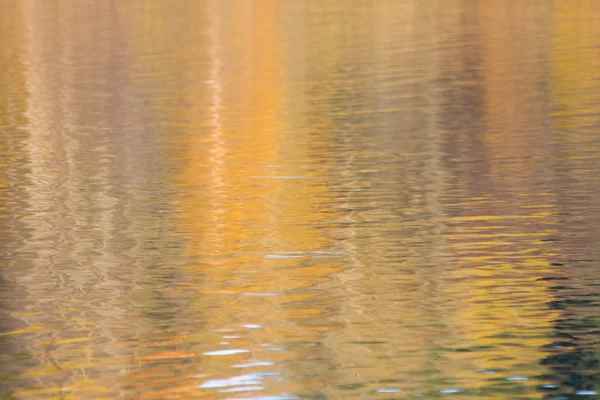 水の上の太陽の反射 — ストック写真