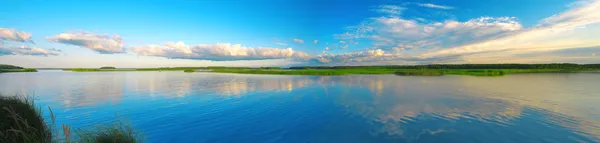 Güzel göl ve gün batımı — Stok fotoğraf