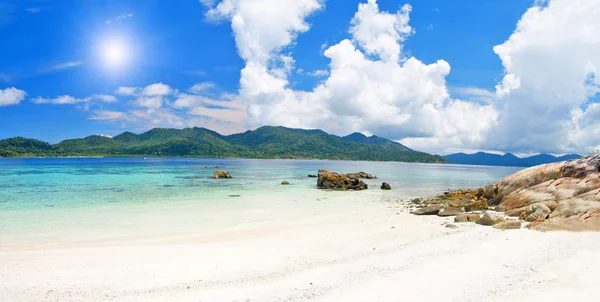 Playa con arena blanca y mar — Foto de Stock