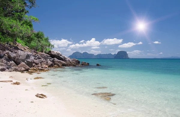 Strand mit weißem Sand und tropischem Meer — Stockfoto