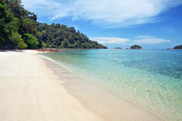 Пляж с белым песком и тропическим морем — стоковое фото